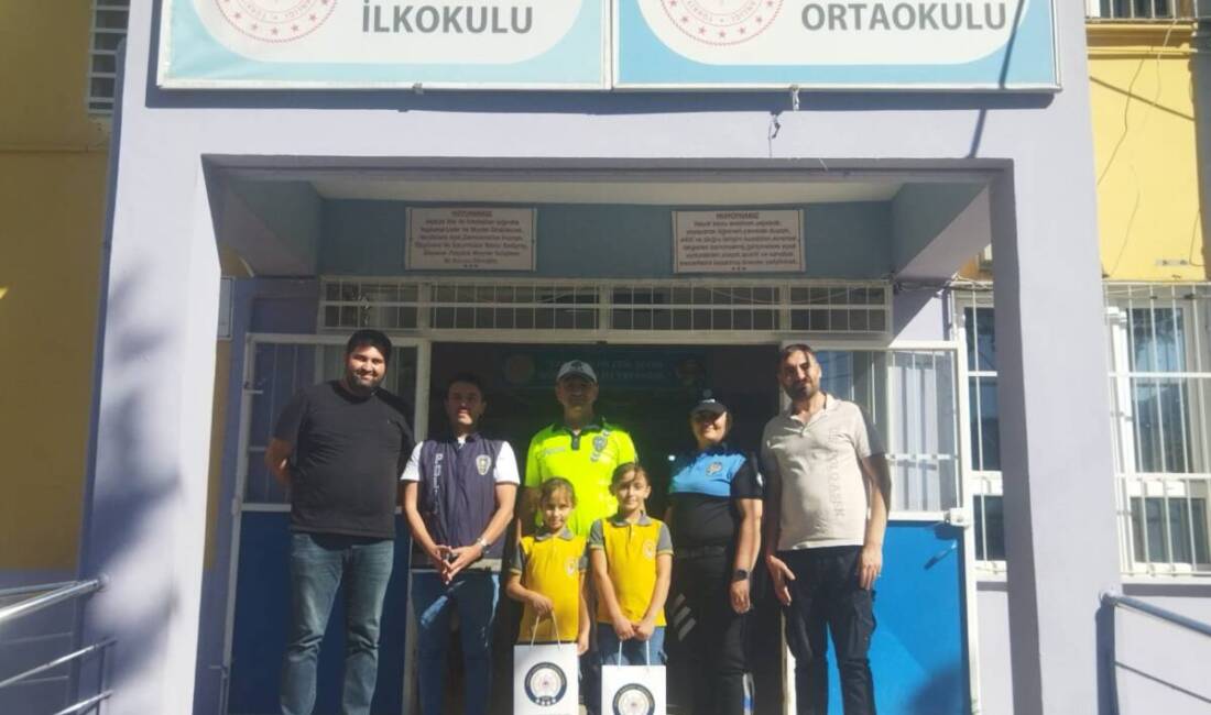   Hatay’ın Belen ilçesinde, ilkokul öğrencisi iki kız kardeş, yolda