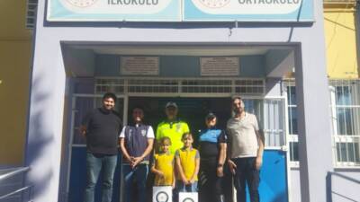   Hatay’ın Belen ilçesinde, ilkokul öğrencisi iki kız kardeş, yolda