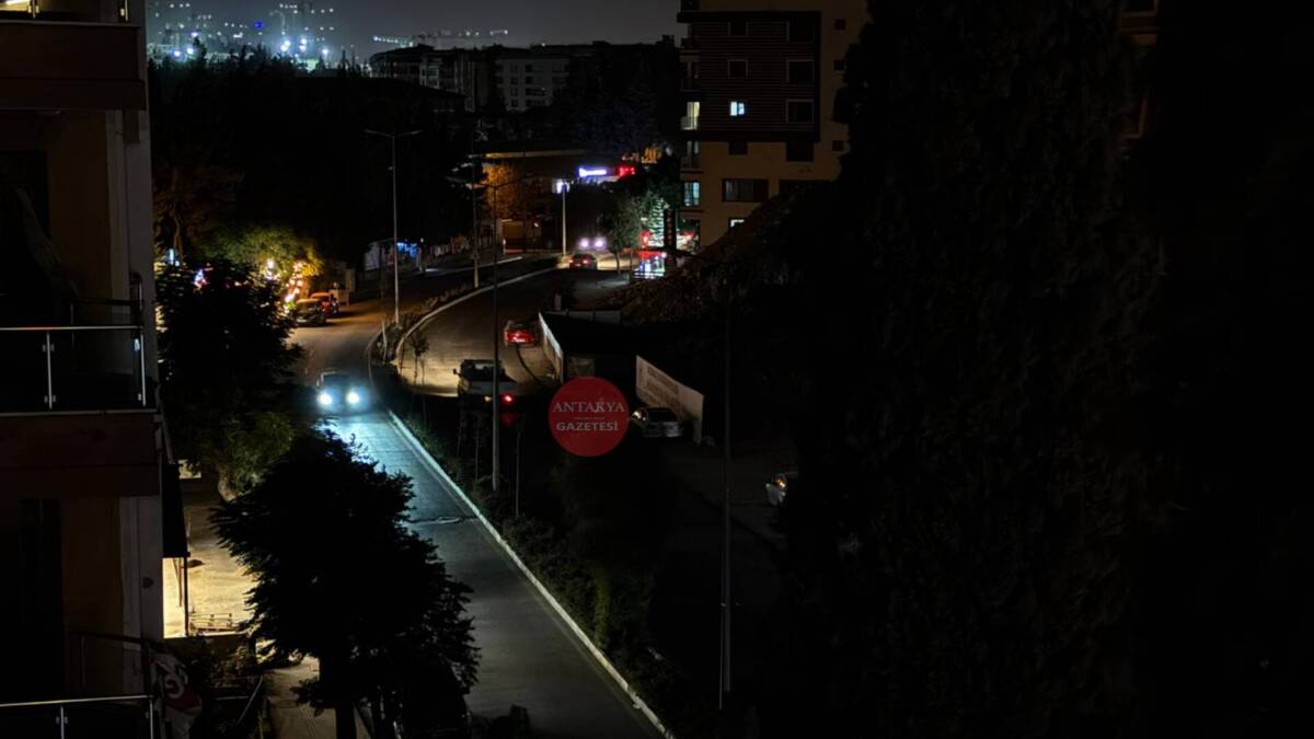 Hatay’ın Defne ve Antakya ilçelerinde haftalardır yanmayan sokak lambaları, mahalle