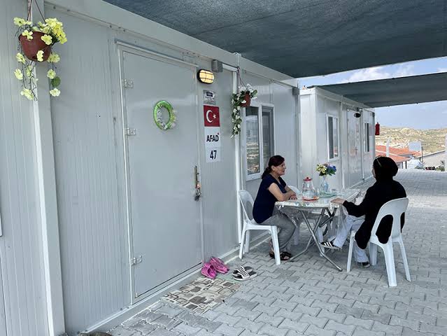 Deprem Bölgesinde Konteyner Dönemi Sona Eriyor Çevre, Şehircilik ve İklim Değişikliği Bakanı Murat Kurum, deprem bölgelerinde
