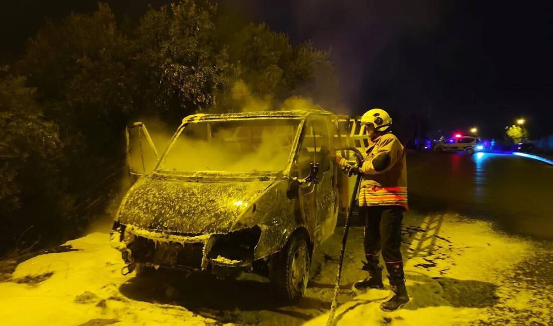 Hatay’ın Erzin ilçesi Bahçelievler Mahallesi’nde bir araçta çıkan yangın, çevredekilere