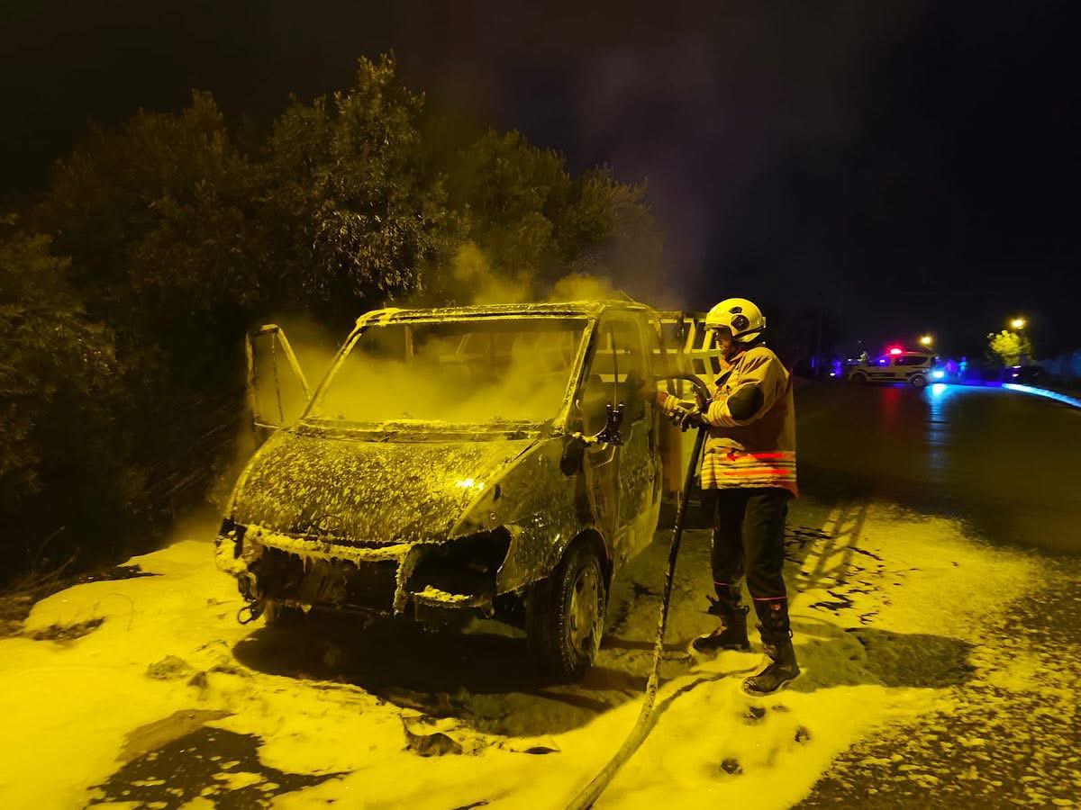 Hatay’ın Erzin ilçesi Bahçelievler Mahallesi’nde bir araçta çıkan yangın, çevredekilere