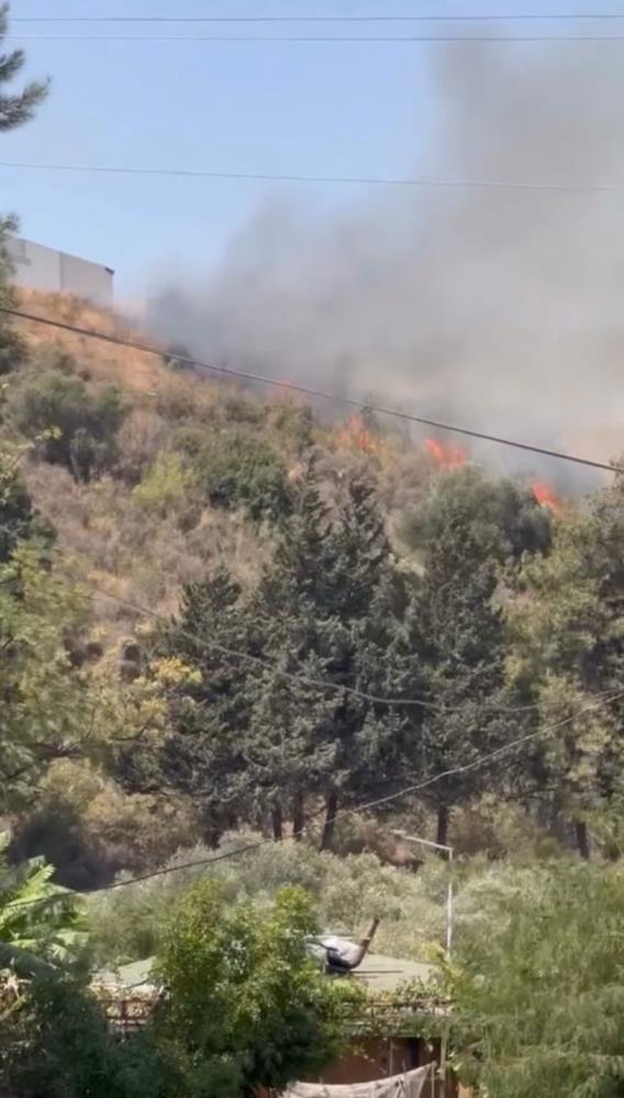 Hatay’ın Defne ilçesine bağlı Hüseyinli Mahallesi’nde çıkan orman yangını, ekiplerin