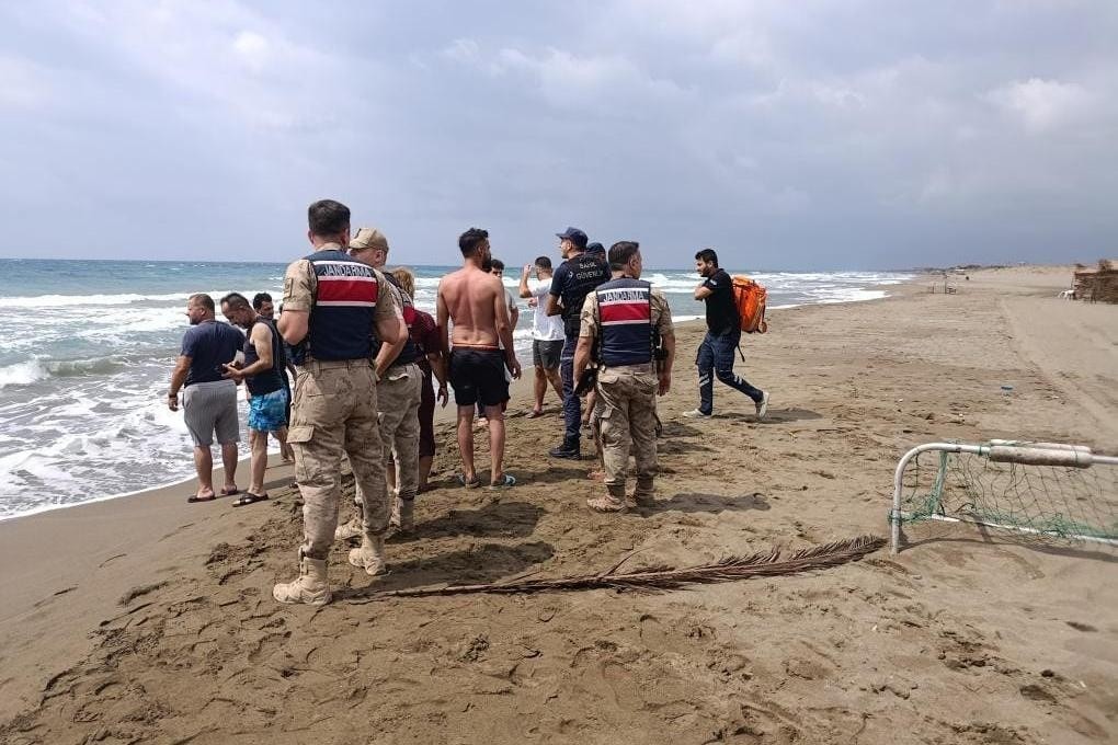 Hatay’ın Samandağ ilçesinde serinlemek için denize giren İran uyruklu iki