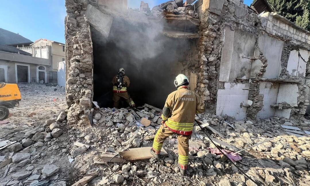 Hatay’ın Antakya ilçesi Uzun Çarşı Caddesi’nde bulunan metruk bir binada