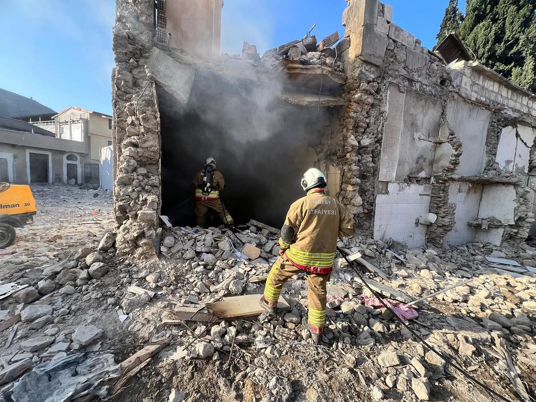 Hatay’ın Antakya ilçesi Uzun Çarşı Caddesi’nde bulunan metruk bir binada