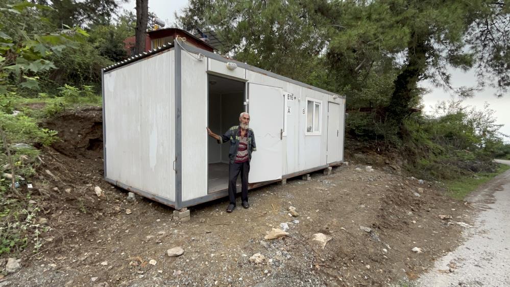 Çadırda 30 Yıl, Konteynerde Mutluluk: Mehmet Kara’nın Hikayesi Hatay’da uzun yıllardır yalnız başına çadırda yaşayan ve ısrarlara rağmen