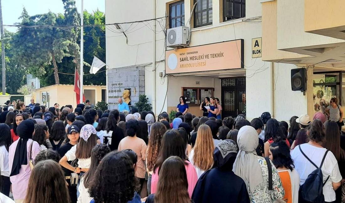 Depremden 2,5 Yıl Sonra İskenderun’daki Okula Güçlendirme! İskenderun’da depremin üzerinden 2,5 yıl geçmesine rağmen hasarlı okul binasında