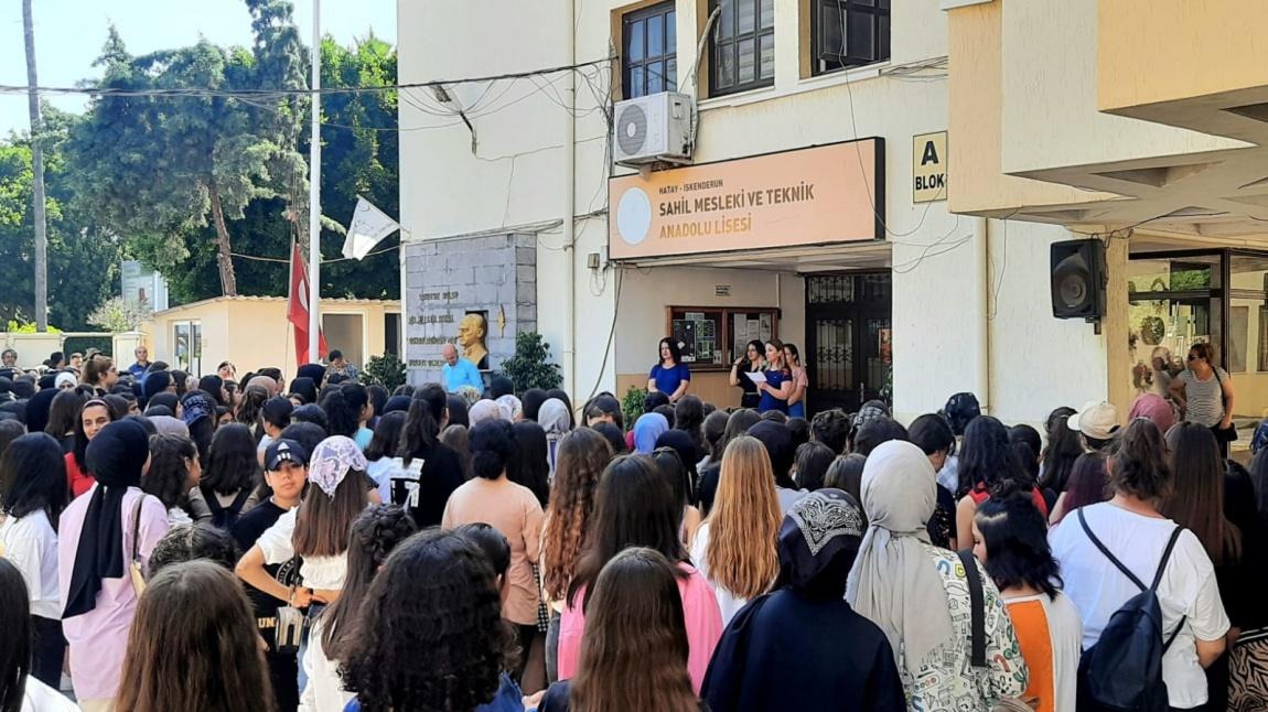 İskenderun’da depremin üzerinden 2,5 yıl geçmesine rağmen hasarlı okul binasında