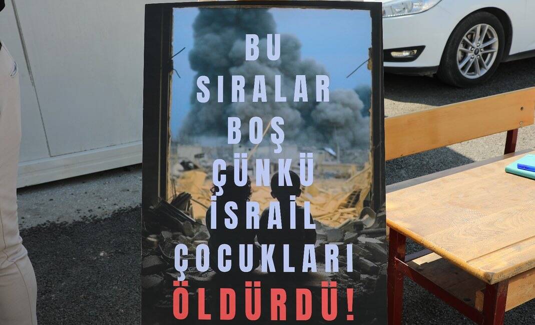 Hatay’da Gazze için “Boş Sıralar” Protestosu Düzenlendi Gazze’de eğitim hakkı ellerinden alınan çocuklar için Hatay’da farkındalık etkinliği