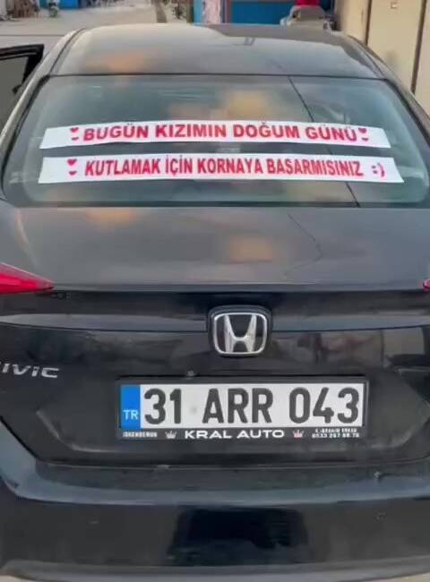 İskenderun’da bir baba, 9 yaşına giren kızı için aracının arkasına