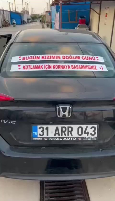İskenderun’da bir baba, 9 yaşına giren kızı için aracının arkasına