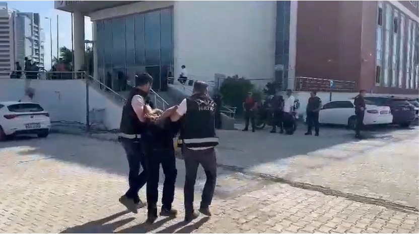   İskenderun Meydan Mahallesi’nde trafik tartışması kanlı bitti. Tartışma sırasında