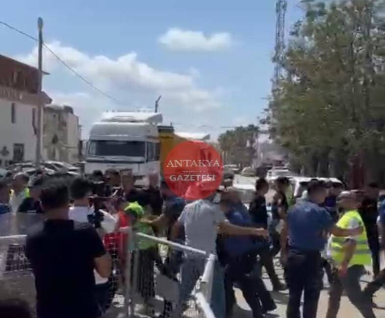   Hatay’ın Antakya ilçesinde ruhsatlı olarak yükselen bir inşaatta gece