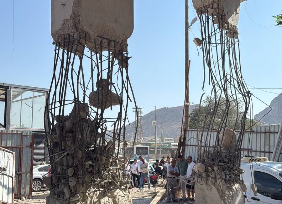   Hatay’ın Antakya ilçesinde Güneyler Grubu’na ait inşaatta gece saatlerinde