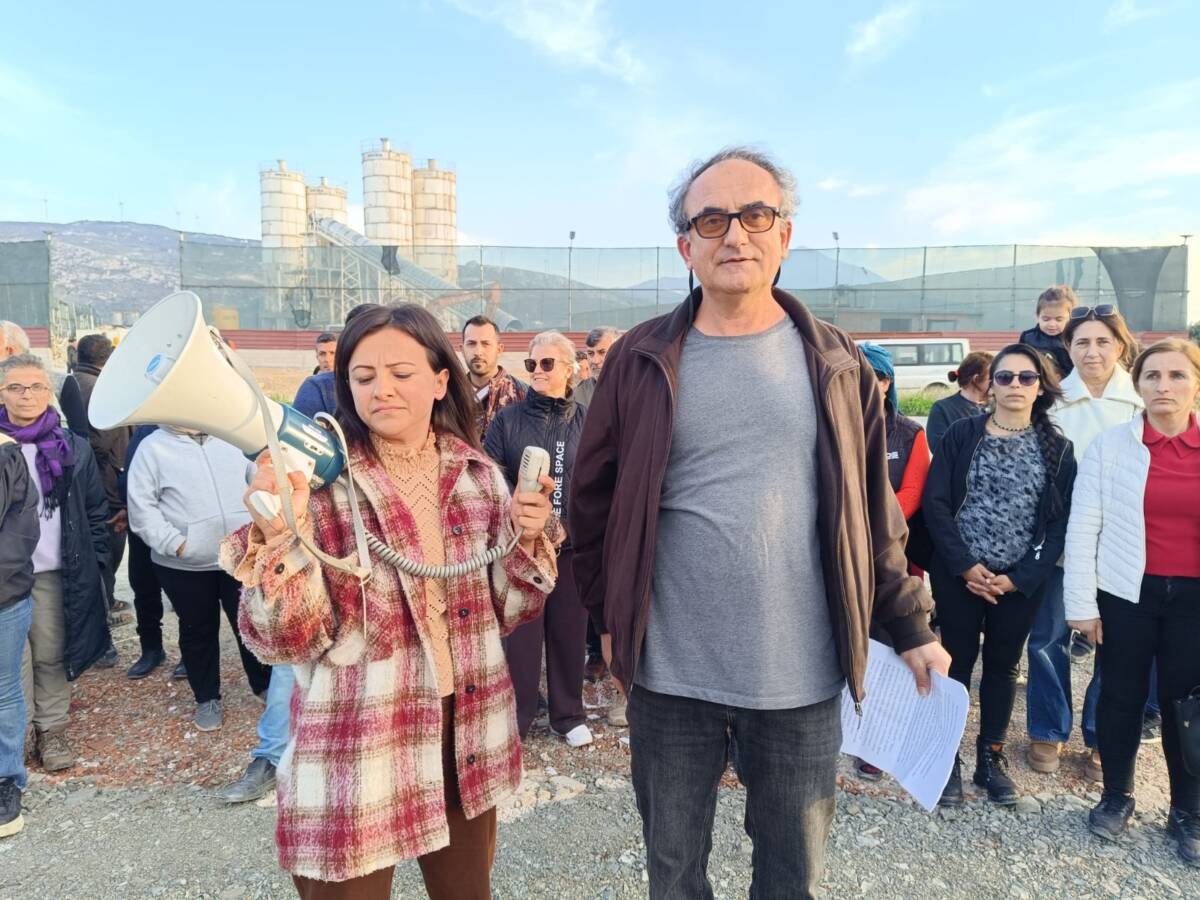 Hatay’ın Samandağ ilçesinde şehir merkezinde faaliyet gösteren beton santrali, Hatay