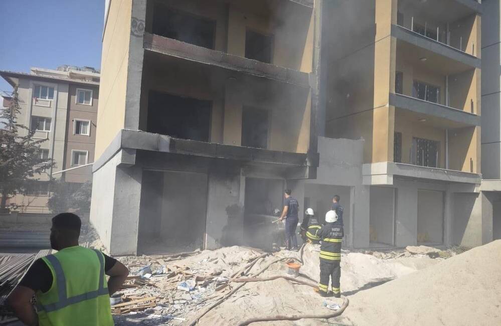 Hatay’ın Antakya ilçesinde yapımı devam eden bir binada çıkan yangın,