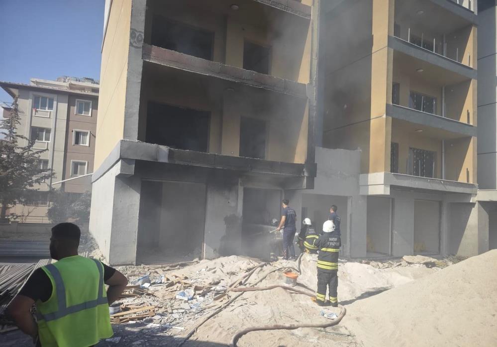 Hatay’ın Antakya ilçesinde yapımı devam eden bir binada çıkan yangın,