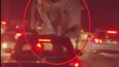 Hatay’ın Defne ilçesinde seyir halindeyken yola beton döken mikser sürücüsü,