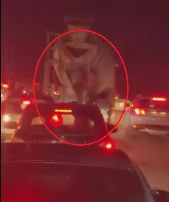 Hatay’ın Defne ilçesinde seyir halindeyken yola beton döken mikser sürücüsü,