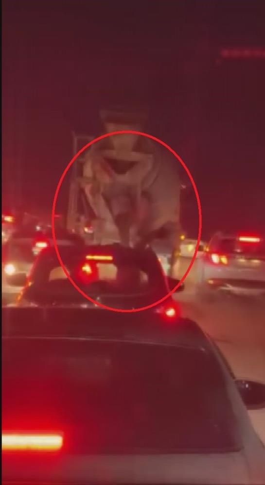 Hatay’ın Defne ilçesinde seyir halindeyken yola beton döken mikser sürücüsü,