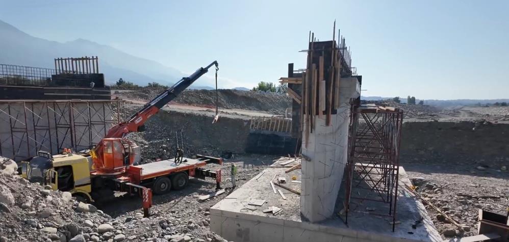 Hatay’ın Arsuz ilçesinde Hacıahmetli ve Avcılar derelerinde başlatılan ıslah çalışmaları