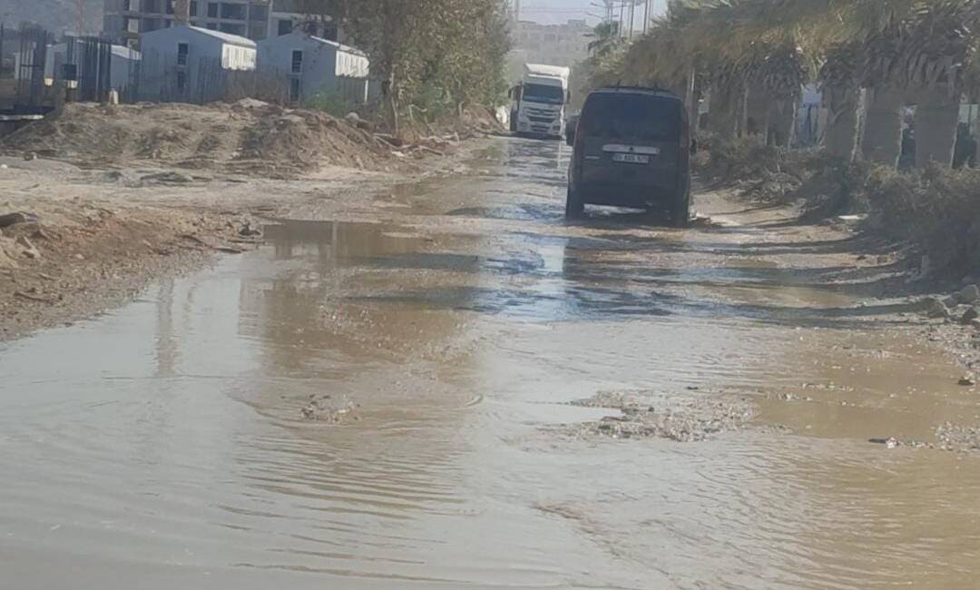 Antakya Eski Stadyum Alanı’nda su borusunun patlaması nedeniyle yol göle