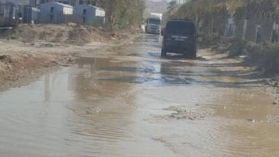 Antakya Eski Stadyum Alanı’nda su borusunun patlaması nedeniyle yol göle
