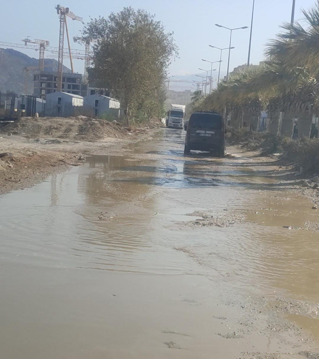 Antakya Eski Stadyum Alanı’nda su borusunun patlaması nedeniyle yol göle