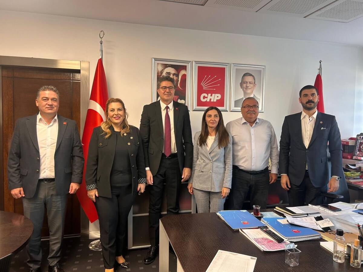 Hatay CHP Milletvekili Servet Mullaoğlu, parti genel merkezinin görevlendirmesiyle Avrupa