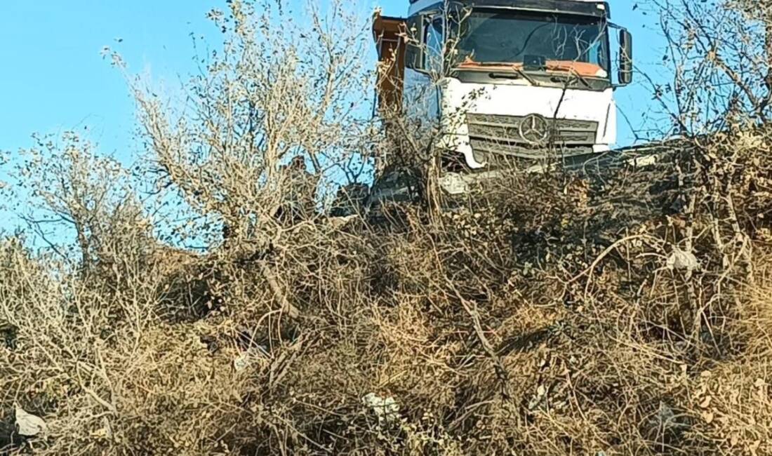 Antakya-Altınözü yolunun Narlıca-Kuruyer kesiminde freni patlayan hafriyat kamyonu, yol kenarındaki