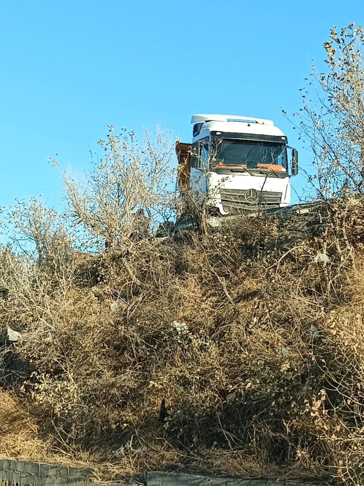 Antakya-Altınözü yolunun Narlıca-Kuruyer kesiminde freni patlayan hafriyat kamyonu, yol kenarındaki