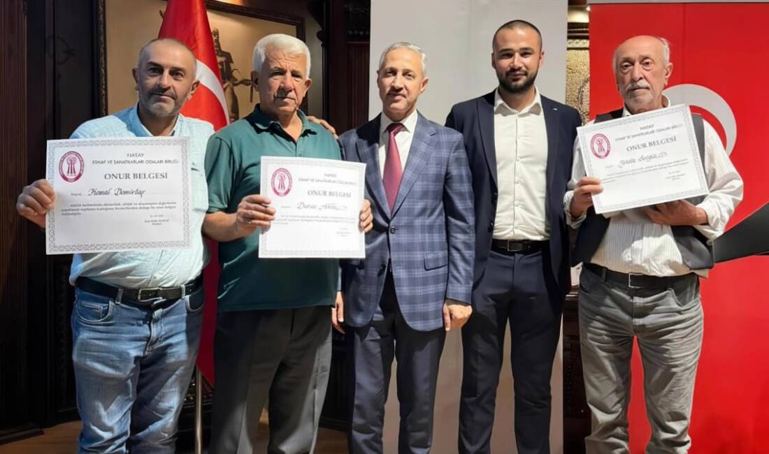 Hatay’da Ahilik Haftası: Yılın Ahisi, Kalfası ve Çırağı Ödüllerini Aldı Hatay’da 2025 yılı Ahilik Haftası, çeşitli etkinliklerle kutlandı. 22 Eylül