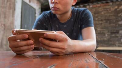 Uzmanlar, kontrolsüz sosyal medya kullanımı ve şiddet içerikli dijital oyunların