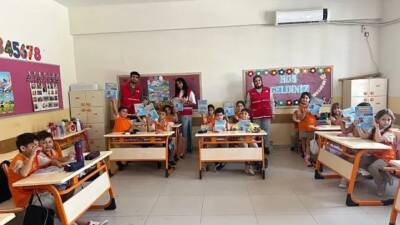 &nbsp; Kızılay Hatay ekipleri, kent genelindeki farklı okullarda öğrencilerle bir