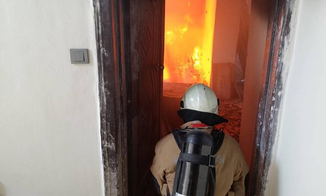 Hatay’ın Defne ilçesinde bir apartman dairesinde çıkan yangın, itfaiye ekiplerinin