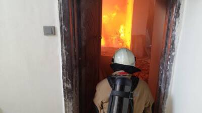 Hatay’ın Defne ilçesinde bir apartman dairesinde çıkan yangın, itfaiye ekiplerinin
