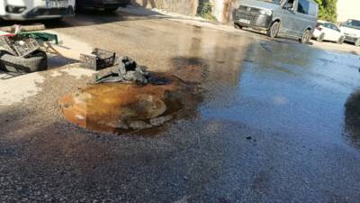 Hatay’ın Defne ilçesine bağlı Gümüşgöze Mahallesi merkezinde bulunan bir rögarın