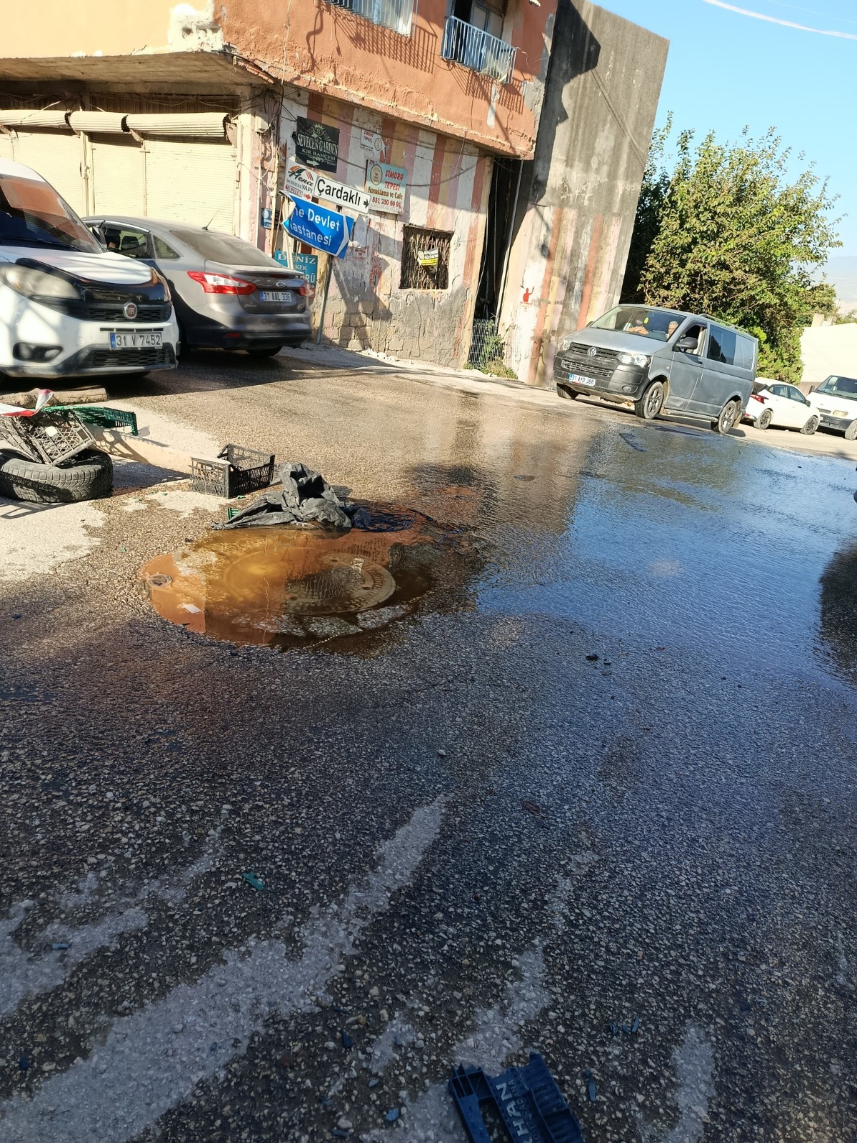 Hatay’ın Defne ilçesine bağlı Gümüşgöze Mahallesi merkezinde bulunan bir rögarın