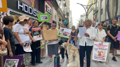 İskenderun’da bir grup hayvan dostu, ilçe merkezinde yaptıkları basın açıklamasıyla