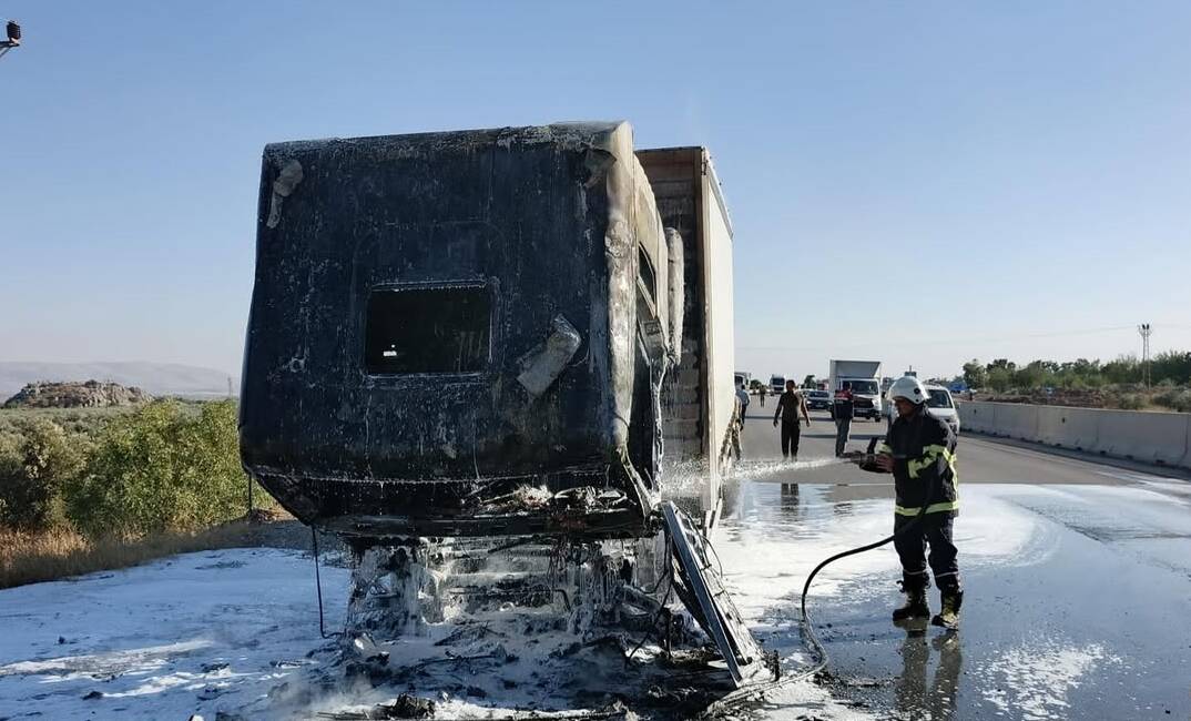 Hatay’ın Hassa ilçesinde seyir halindeyken alev alan tır, itfaiye ekiplerinin