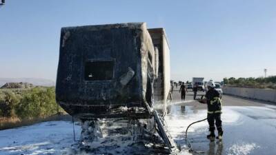 Hatay’ın Hassa ilçesinde seyir halindeyken alev alan tır, itfaiye ekiplerinin