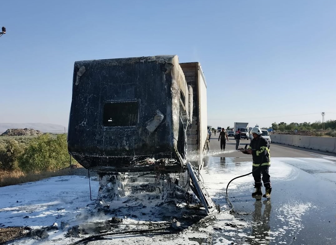 Hatay’ın Hassa ilçesinde seyir halindeyken alev alan tır, itfaiye ekiplerinin