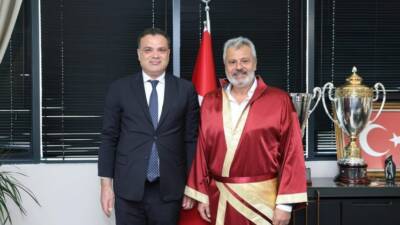 Hatay Esnaf Odaları Birliği Başkanı Aziz Fatih Yılmaz, beraberindeki oda