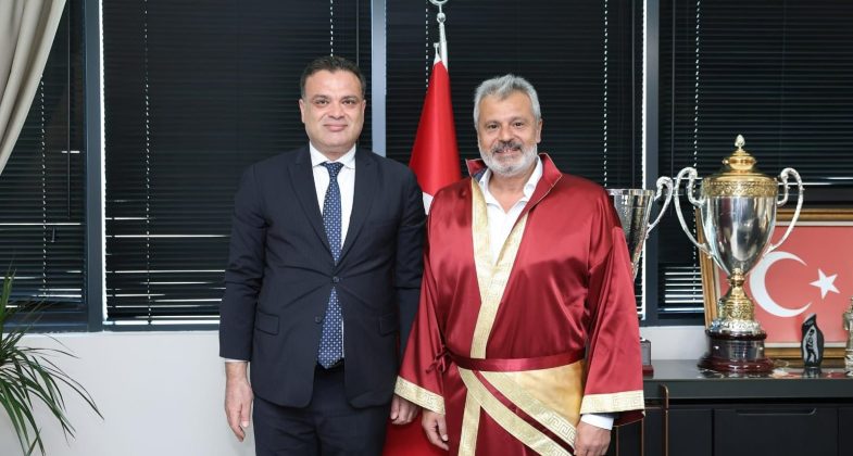 Hatay Esnaf Odaları Birliği Başkanı Aziz Fatih Yılmaz, beraberindeki oda