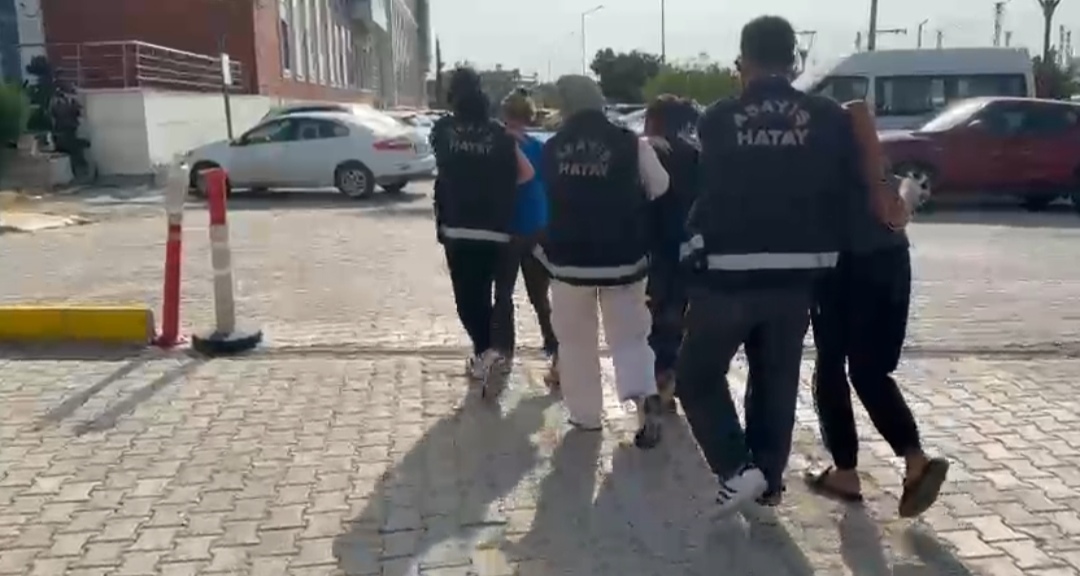 Hatay’da hırsızlık operasyonu: 3 tutuklama İstanbul/Büyükçekmece Cumhuriyet Başsavcılığı tarafından yürütülen soruşturma kapsamında, “herkesin girebileceği yerde