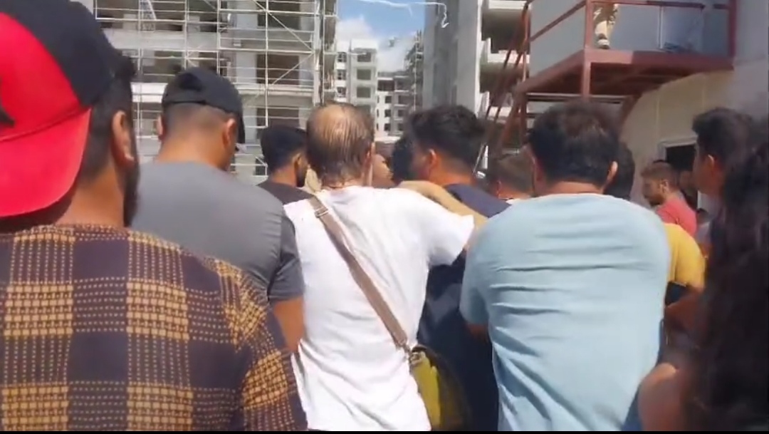 Haklarını isteyen işçilere coplu yanıt! Antakya’da TOKİ şantiyesinde gerilim Hatay’ın Antakya ilçesinde TOKİ inşaatında çalışan işçiler, haklarının gasp