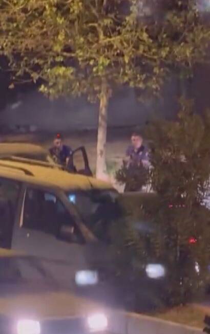 Sinir krizi Hatay’ta dehşet yarattı: Polis rehine krizini önledi Hatay’ın Yayladağı ilçesinde 26 yaşındaki Bipolar bozukluk hastası A.G., sinir