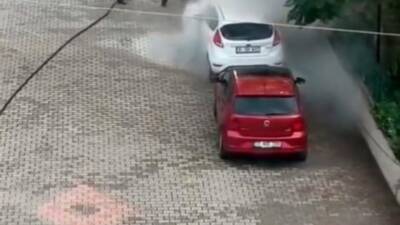 Hatay Payas’ta park halindeki otomobil alev alırken, çevredeki vatandaşlar büyük