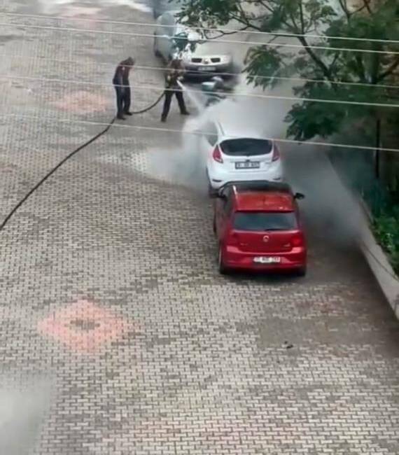 Hatay Payas’ta park halindeki otomobil alev alırken, çevredeki vatandaşlar büyük